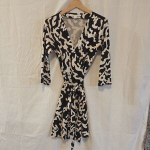 Diane von Furstenberg Silk Wrap Dress – Abstract Black & White – Size 8